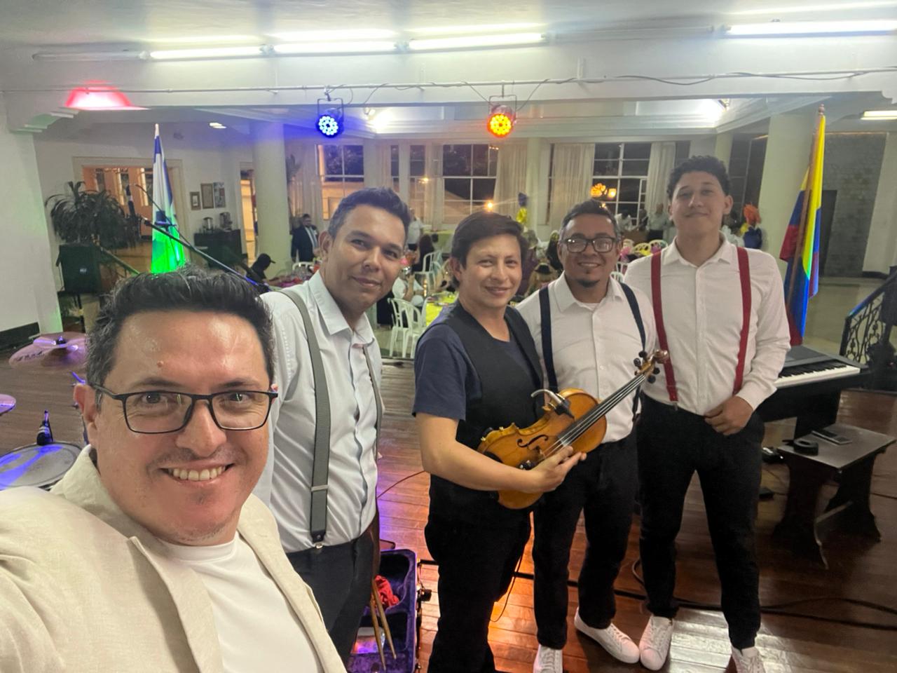 Yovel Klezmer Band en tarima